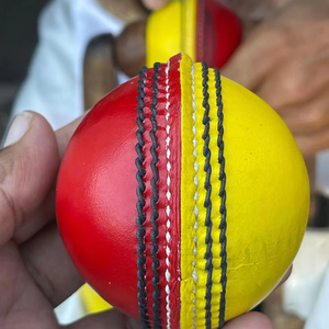 Pelota de críquet de cuero cosida a mano, roja y amarilla, para práctica de bateadores, que cumple con las normas de la MCC, con logotipo personalizado, pelota de cuero premium. - Product Image 1