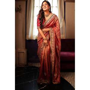 Sari de Seda Rojo Indio/Pakistaní de RV Creation Designer para Bodas con Hermoso Bordado de Hilo Jari y Diamantes - Product Image 5