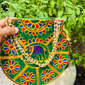 Exquisita Bolsa Potli Hecha a Mano con Impresionante Motivo Central de Elefante y Asa de Perlas Multifilamento que Brinda un Contraste Suave y Lujoso - Product Image 2