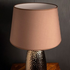 Lámpara de Mesa Moderna de Metal Martillado Ecológica con Pantalla de Tela, Tamaño Mediano, Lámpara de Noche de Lujo para Hotel - Product Image 3