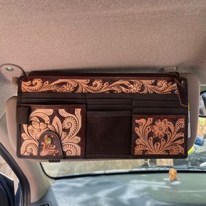 Organizador de Visera para Auto en Cuero Floral Hecho a Mano, con Múltiples Ranuras para Tarjetas y Portadocumentos, Accesorios Automotrices - Product Image 2