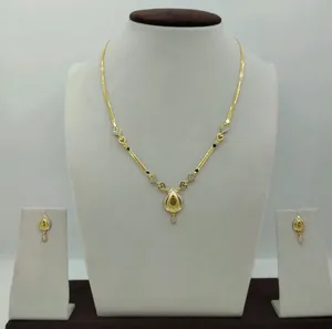 Ensemble élégant de collier et de boucles d'oreilles en or avec accents en forme de cœur et pendentif en forme de larme pour les mariages, les fêtes et les occasions festives - Product Image 1