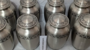 Urna Conmemorativa Premium para Adultos en Acabado de Peltre Cepillado |   Construcción de latón macizo |   Urnas Funerarias a Precios Directos de Fábrica - Product Image 6