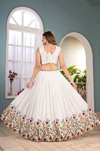 Ramdev Trading - Lehenga Choli de Lujo para Fiesta, con Bordado Intrincado, Tonos Ricos, Artesanía Atemporal, Malla de Mariposa y Materiales Reciclados - Product Image 5
