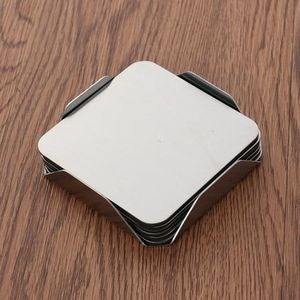 Ensemble de sous-verres en métal élégants qui apportent de la grâce aux tables tout en protégeant les meubles lors des repas et des célébrations en famille - Product Image 3