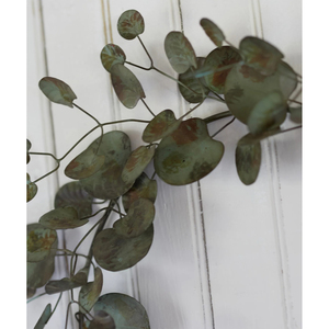 Trio de couronnes rustiques comprenant trois cadres en fil de fer ornés de feuilles d'eucalyptus texturées dans des tons vert, prune et or pour la décoration - Product Image 5