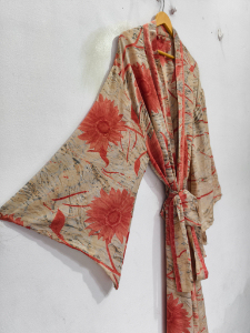 Robe longue en soie, style kimono, patchwork, pour couvrir le bikini, vêtement de nuit, robe longue, kimono indien vintage en soie recyclée, fait main - Product Image 4