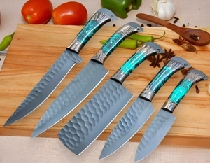 Ensemble de 5 couteaux de cuisine écologiques en acier Damas majestueux, faits à la main, avec manche en bois de rose et étui en cuir véritable - Product Image 4