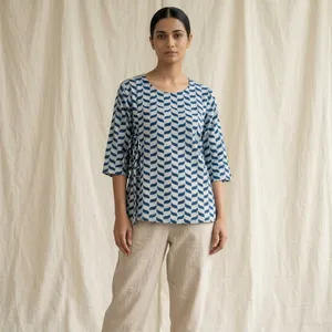 Kurti court en coton imprimé bleu et blanc pour femme, col rond, manches trois quarts, détail de nouage latéral, coupe ample, tenue ethnique pour tous les jours - Product Image 1