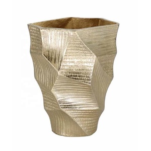 Nouveauté Vase en aluminium sculptural moderne Décoration d'intérieur pour salon Chambre Étagères Tables en prix de gros - Product Image 5