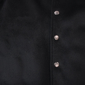 Soldes d'hiver 2026 – Blouson universitaire noir respirant brodé pour homme, manches en polyester, col et poignets à bordure blanche, coupe droite, décontracté - Product Image 4