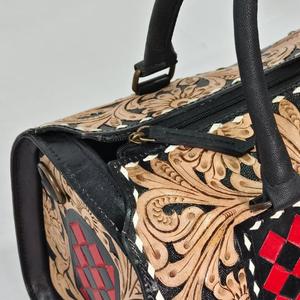 Sac de voyage de luxe en cuir floral fait main, motif damier, fermeture éclair, design durable - Product Image 4
