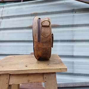 Bolso bandolera redondo de cuero genuino estilo vintage Western Canteen Bag de 7 pulgadas con cierre de cremallera y dos asas, portátil para uso diario - Product Image 3