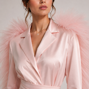 Robe mini blazer en satin rose de luxe pour femmes avec détails en plumes de tulle |   Robe de soirée tendance - Product Image 6