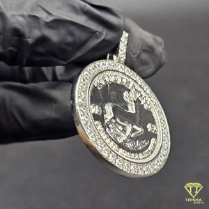 Collar de Lujo con Colgante de Antílope y Moneda Krugerrand, Bisel de Diamantes Iced Out, Pieza de Diseño de Alta Definición Inspirada en Diseñadores - Product Image 6