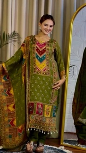 Presentando el Salwar Kameez Moderno y Tradicional Próximamente en Tienda: Kruti Pent Dupatta con Estampado en Relieve, de Secado Rápido, para Bodas, en Faux Georgette, de Fateema Fashion - Product Image 4