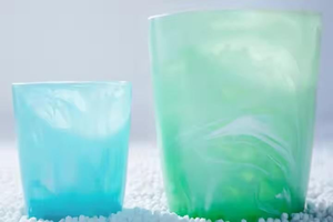 Verre à eau en résine transparente fait main, élégant et stylé, idéal pour jus, boissons froides, cocktails et service de fête - Product Image 3