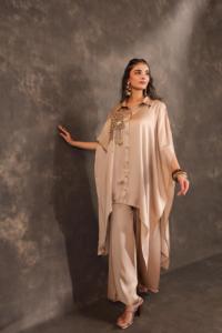 Caftán beige de viscosa con pantalón - Elegante vestido informal transpirable de verano para invitadas de boda - Product Image 2