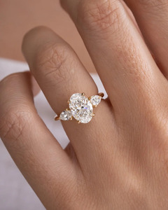 Bague de fiançailles en diamant de laboratoire taille ovale, plaqué or, pierres latérales en forme de poire, tendance et classique - Product Image 1