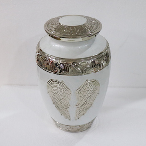 Belle urne funéraire en émail blanc avec des ailes d'ange gravées en argent, urne pour cendres humaines adultes, design personnalisable - Product Image 5