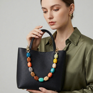 Chaîne de perles artisanales en résine acrylique colorée, porte-clés écoresponsable fait main, technique de moulage – Décoration d'intérieur tendance pour entreprises - Product Image 1