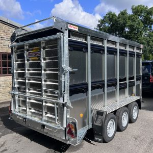 Remorque de transport en acier inoxydable pour bétail et chevaux avec rampe et barrières latérales, capacité de 4000 kg - Product Image 4