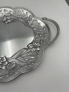 Plateau de service décoratif en métal avec poignées et motif floral, parfait pour une utilisation quotidienne, pour servir à table et pour la décoration de la maison - Product Image 3