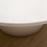 Table basse Vandana Zenova en pierre calcaire mérinos pour salon moderne et décoration contemporaine