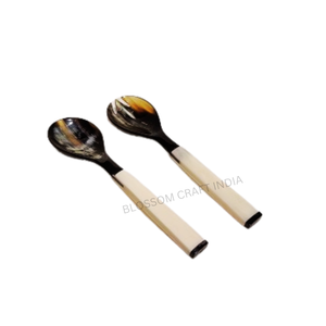 Juego de cuchara y tenedor de cuerno de buey hechos a mano con mangos de hueso auténtico, pulidos, estilo rústico medieval de la India a bajo costo. - Product Image 3