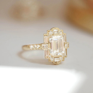 Bague de fiançailles en or jaune avec diamant de laboratoire taille émeraude, halo de diamants baguette - Product Image 3