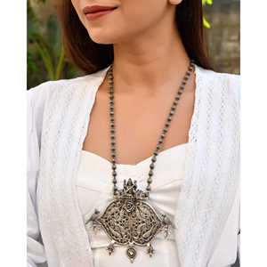 Colgante y Amuleto Fino de Plata con Diseño Floral Meera Jaipur Riva - Product Image 2