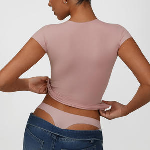 Nouveautés : T-shirt sculptant pour femme en jersey, coupe ajustée, col rond, minimaliste, luxueux, très extensible et léger - Product Image 1