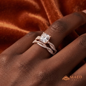 แหวนคู่แต่งงานประดับมอสซาไนต์ทรงคุชชั่น ชุบทองคำสีกุหลาบ ดีไซน์เกลียวประดับเพชรพาเว่ สำหรับงานหมั้นและวันครบรอบ งานจิวเวลรี่ชั้นดี - Product Image 5