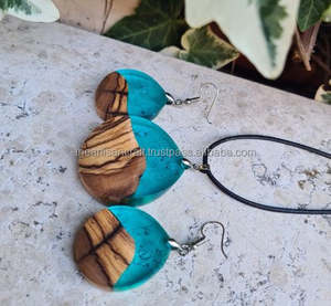 Parure unique Boucles d'oreilles et collier en bois et résine de couleur bleue - Product Image 4