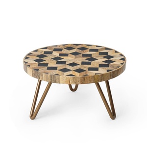 Base Redonda Moderna para Pastel de Resina, Patrón Artístico de Madera, Patas de Metal, Reutilizable, Apta para Lavavajillas, para una Presentación Elegante del Comida - Product Image 4
