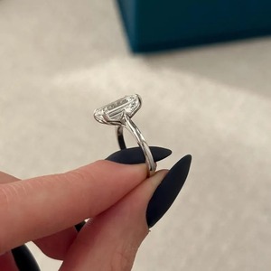 Anillo Solitario con Diamante Cultivado en Laboratorio con Corte Esmeralda, en Oro Blanco de 18K, Certificado IGI, Claridad VVS, para Compromiso o Boda - Product Image 4