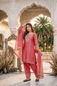 Ensemble de costume ethnique en soie Fendy de qualité export avec pantalon palazzo brodé et dupatta à quatre côtés en dentelle - Product Image 1