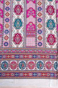 Tissu imprimé géométrique blanc à motifs décoratifs avec bordure épaisse pour la confection de robes Kurti, tissu pour vêtements ethniques. - Product Image 2