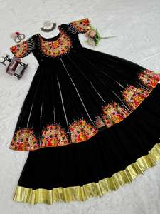 Presentamos un hermoso conjunto de lehenga con top de tela de georgette sintética en color negro especial. - Product Image 4