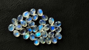 Cabujón de Piedra Lunar Arcoíris Natural 12x16mm Forma Ovalada Fuego Azul Gema Suelta con Base Plana para Fabricación de Joyas - Product Image 2