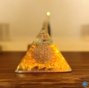 Lớn <span class=keywords><strong>3</strong></span> "orgonite kim tự tháp với Citrine đá quý chip orgone Máy phát điện năng lượng kim tự tháp nóng bán số lượng lớn nhựa Epoxy đá thủ công - Product Image 6
