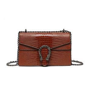 Bolso Cuadrado Pequeño Rojo Clásico, Versátil y Elegante de Alta Gama, Acolchado, con Correa de Cadena Metálica para Mamá, Nuevo Modelo 2026 - Product Image 6