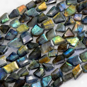 Elegantes pepitas de labradorita pulidas |   Cuentas facetadas de piedras preciosas naturales de 10-15 mm con múltiples destellos para pulseras |   Piedras de Labradorita en Bruto - Product Image 4