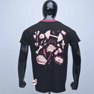 Camiseta Negra de Algodón para Hombre, Color Gris Claro, Manga Corta, Cuello Redondo, Corte Regular, con Estampado de Letras Rosadas, Estilo Urbano, con Ribete en Contraste - Product Image 2