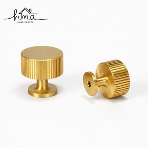 Pomo de latón macizo moderno con borde moleteado, acabado dorado cepillado, texturizado, para cajones de cocina, armarios y muebles. - Product Image 1