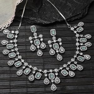 Ensemble collier et boucles d'oreilles en alliage plaqué argent, cristaux verts, strass, design goutte d'eau, pour femmes, style classique de mariage - Product Image 5