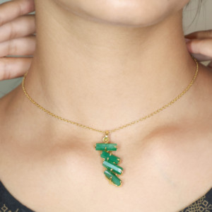Collier pendentif avec 4 breloques crayon, chaîne tendance avec quatre breloques crayon - Product Image 2