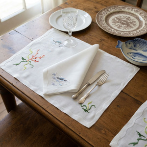 Ensemble de sets de table et de serviettes en lin brodés à la main, motif corail et poisson, pour la maison et les restaurants, décoration de table pour les fêtes et événements, vente en gros sur mesure - Product Image 1