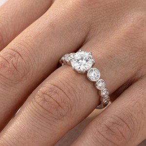 Anillo de aniversario de moissanita de 1 quilate de corte redondo, superventas, de plata 925 original, regalo romántico para amantes, amuleto. - Product Image 1