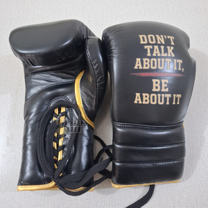 Guantes de Boxeo Personalizados para Kickboxing y Muay Thai, Guantes de Entrenamiento y Sparring, Guantes de Boxeo de Cuero Negro con Cordones de Fábrica - Product Image 1